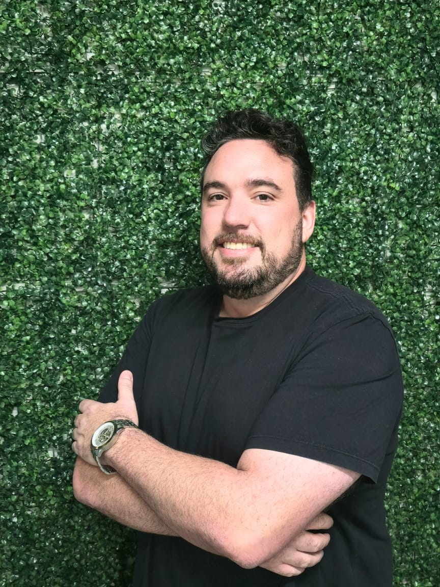 Retrato profissional de Romulo Vieira, CEO da Via Solar, de braços cruzados